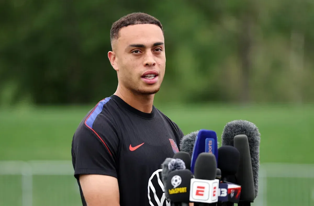 Dest Shrugs Off Xavi Netherlands Questions and Points Reporters to De Jong